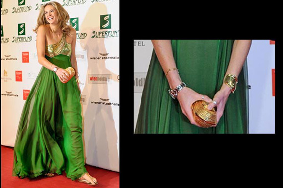 Cómo combinar un vestido verde con color dorado