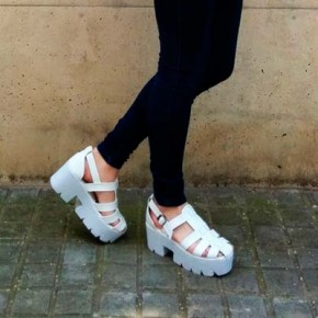 Look con sandalias con plataforma blanca