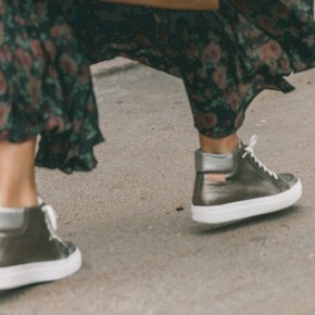 Cómo combinar zapatillas con faldas o vestidos